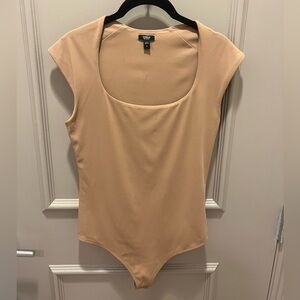 Express Womens Tan Body Contour High Compression Scoop Neck Cap Sleeve Bodysuit